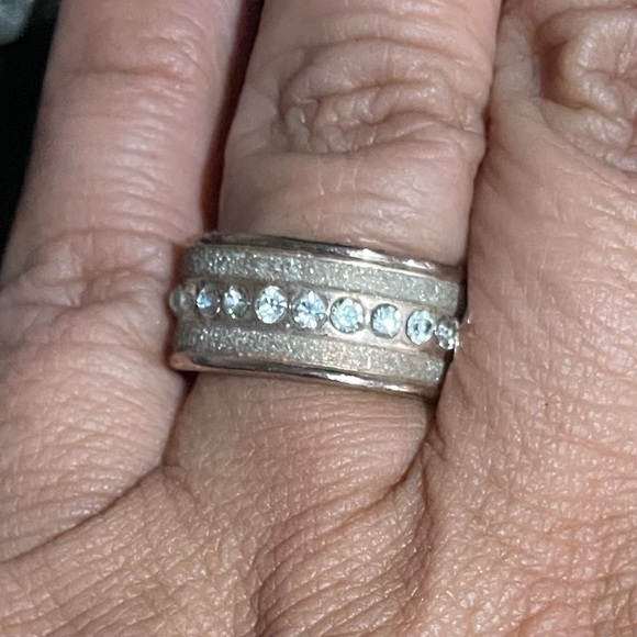 Gold tone and glittery rhinestone r and ring Size 8.5 - Picture 3 of 10